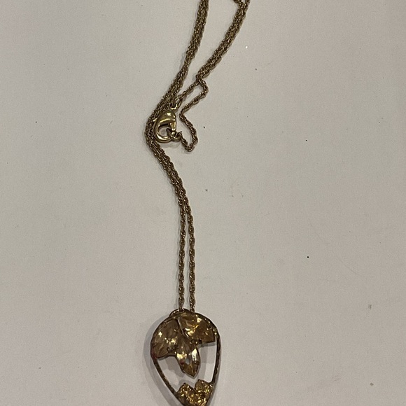 Elegant Gold Leaf Pendant Necklace - Picture 6 of 6